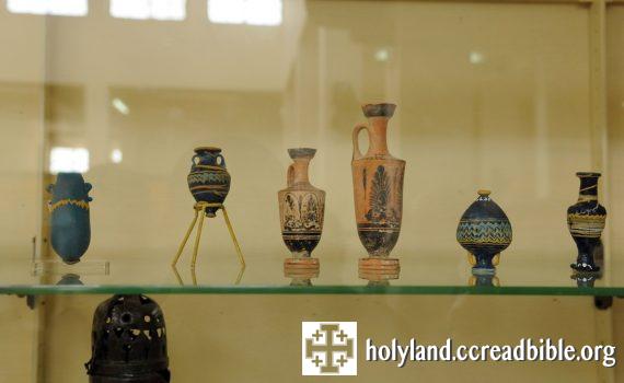 方濟各會(目前擁有並修復此地)於乃波山考古挖掘出來的文物