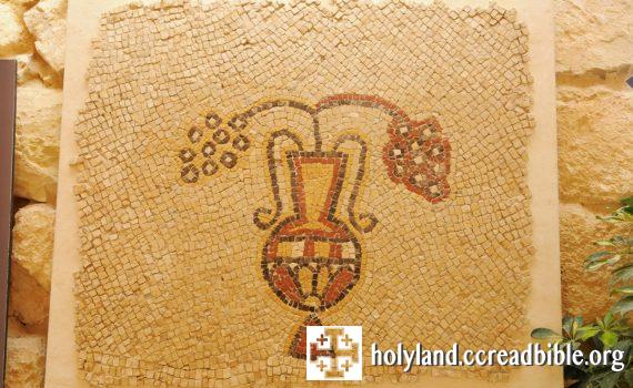 方濟各會(目前擁有並修復此地)於乃波山考古挖掘出來的文物