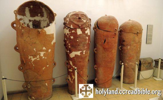 方濟各會(目前擁有並修復此地)於乃波山考古挖掘出來的文物