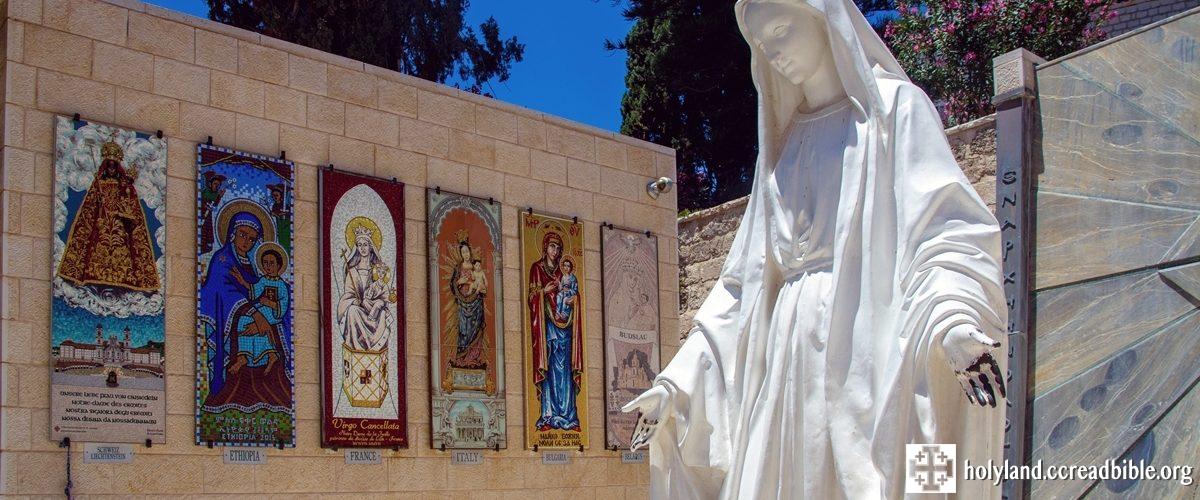 聖母領報大殿外的聖母雕像與各國聖母像